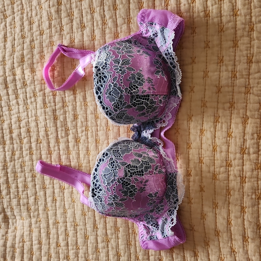 VS Dream Angel's lined Demi EUC 32A